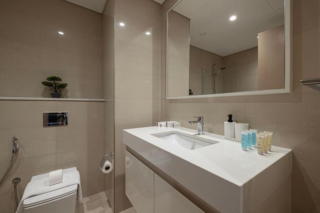 Apartment Lux I Full Burj View - 1 Min Mall Dubai