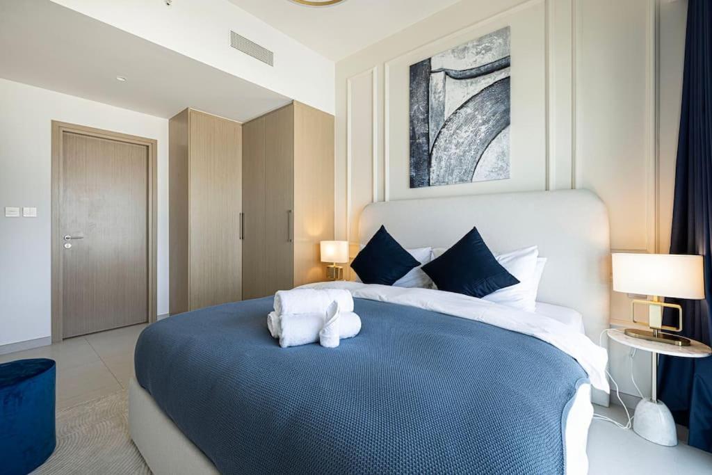 Lux I Full Burj View - 1 Min Mall Apartment