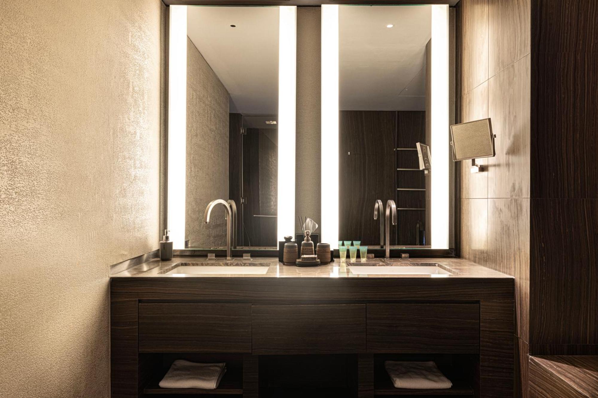 Armani Burj Khalifa 1 Bedroom Apartment *