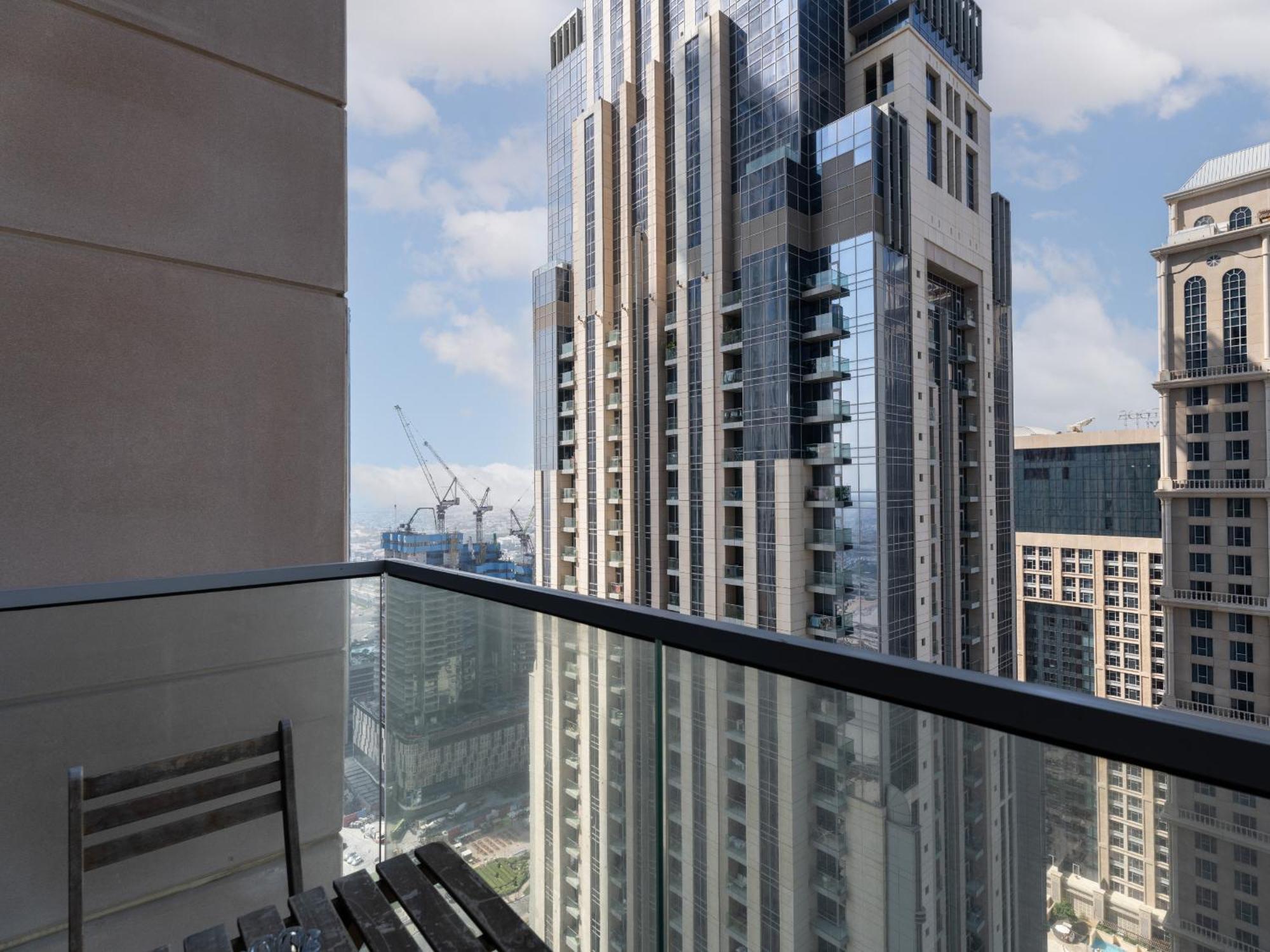 Apartment Elegant 1-bdr Retreat With Stunning Views -noura Tower 37