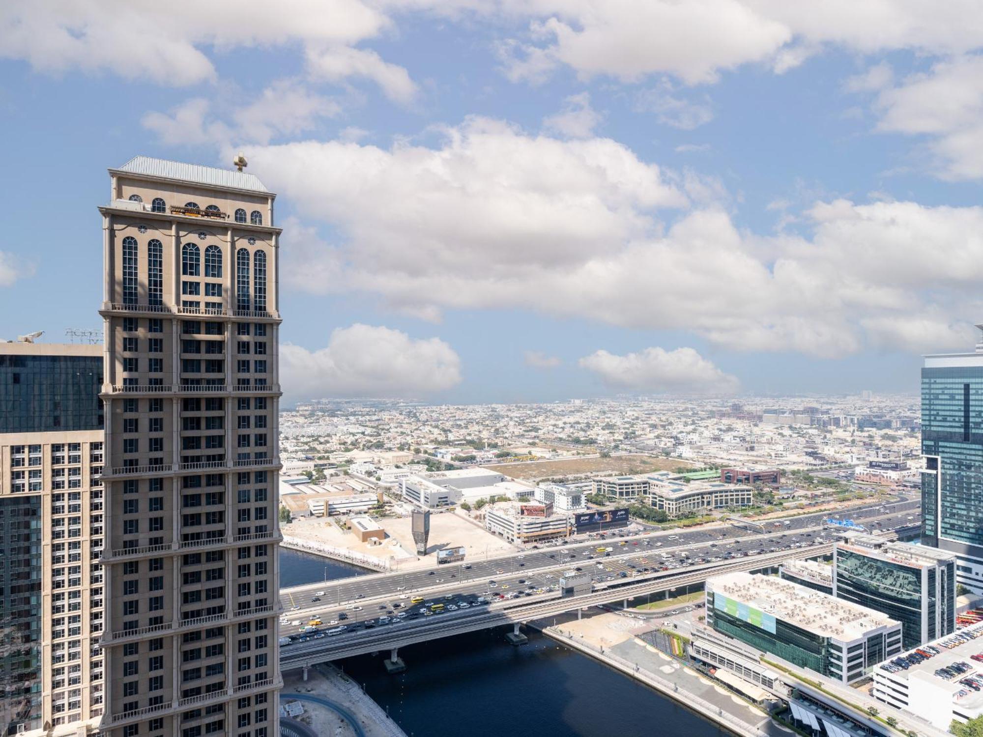 Elegant 1-bdr Retreat With Stunning Views -noura Tower 37 Apartment *