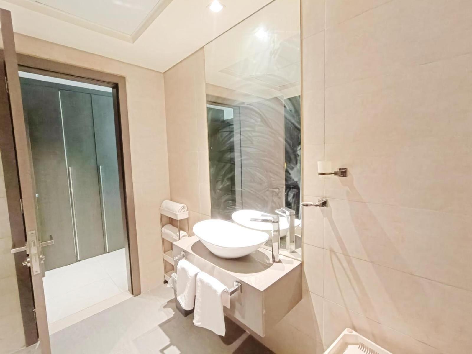 Modern High-rise In The Heart Of Business Bay * Dubai