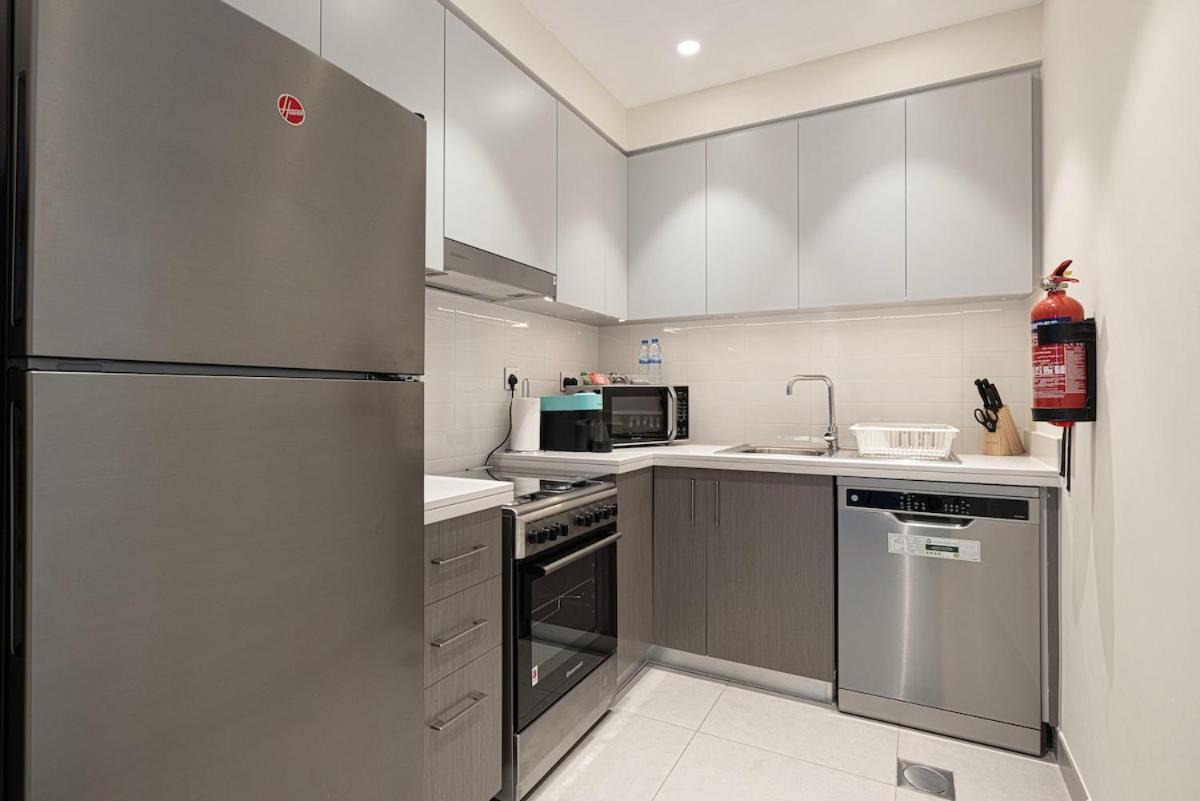 Spacious 1bedroom Study Steps From Mall Apartment *