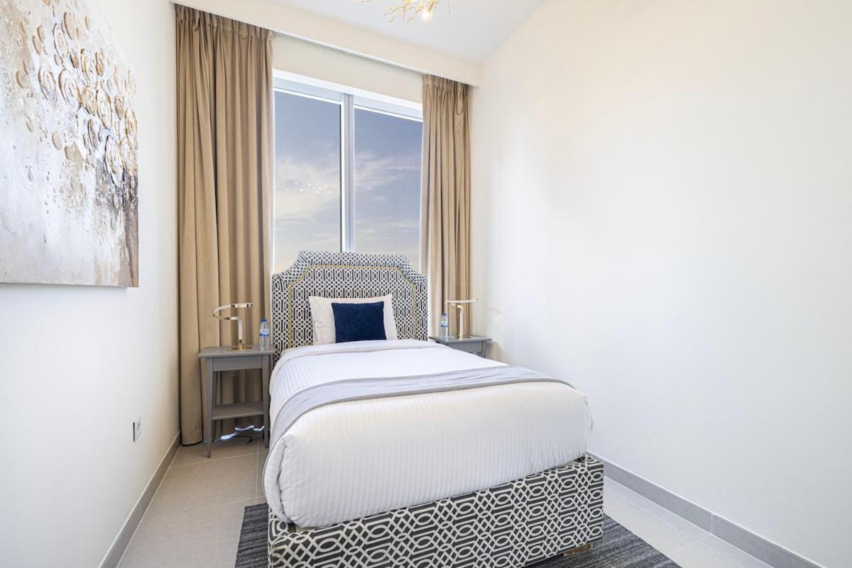Spacious 1bedroom Study Steps From Mall Dubai