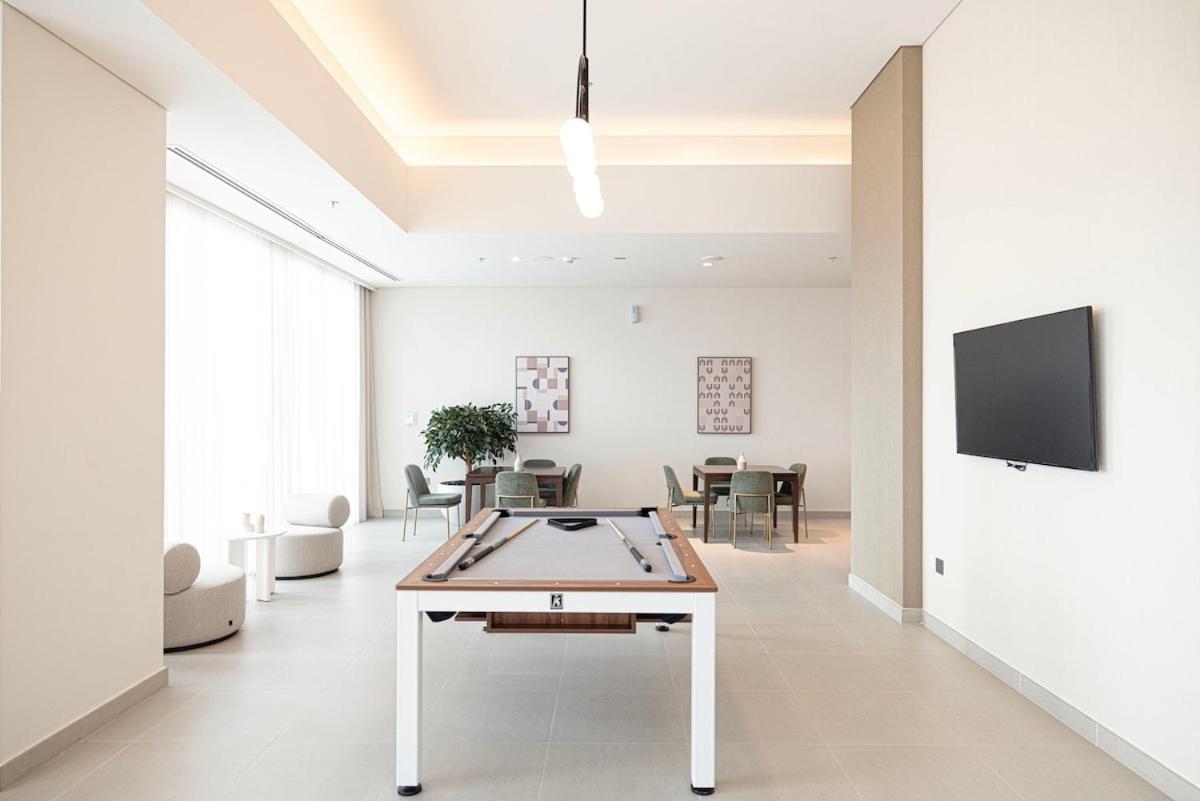 Apartment Spacious 1bedroom Study Steps From Mall Dubai