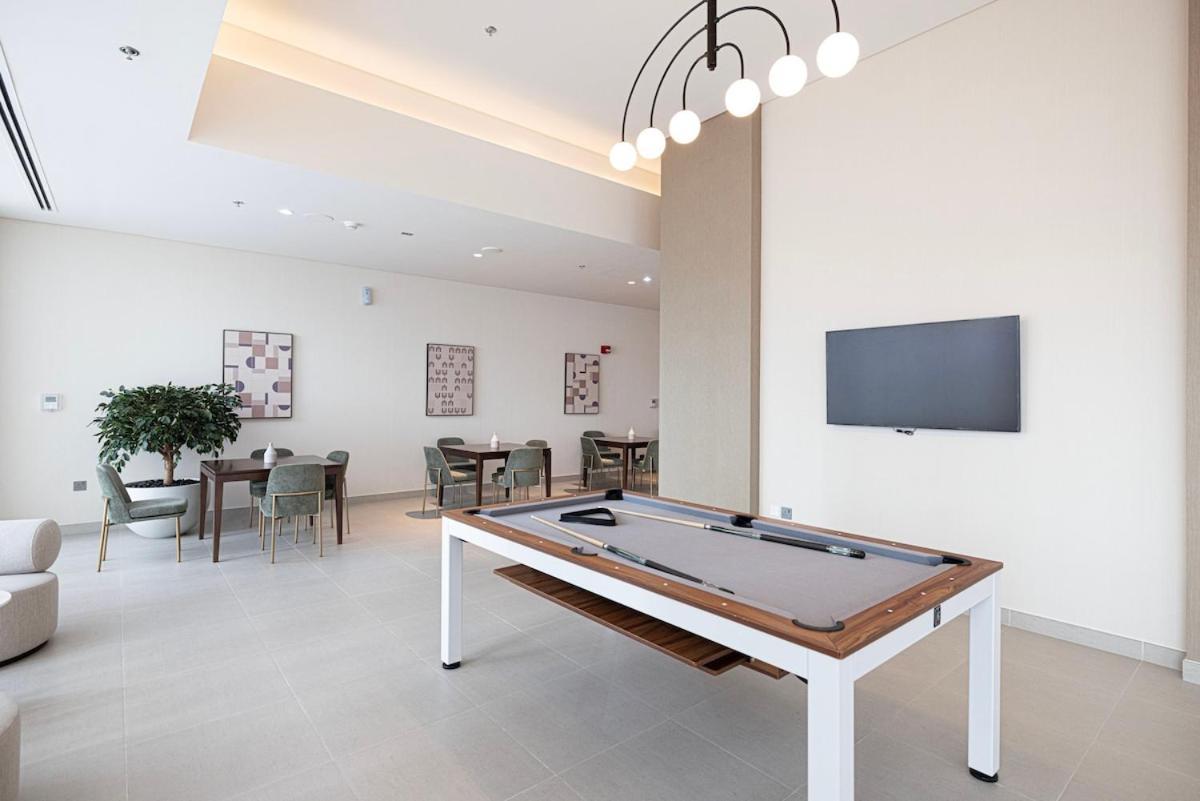 Spacious 1bedroom Study Steps From Mall Dubai