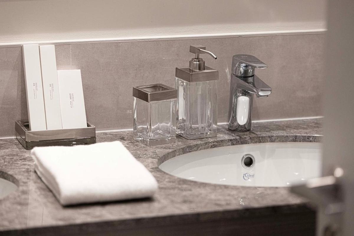Spacious 1bedroom Study Steps From Mall Apartment *