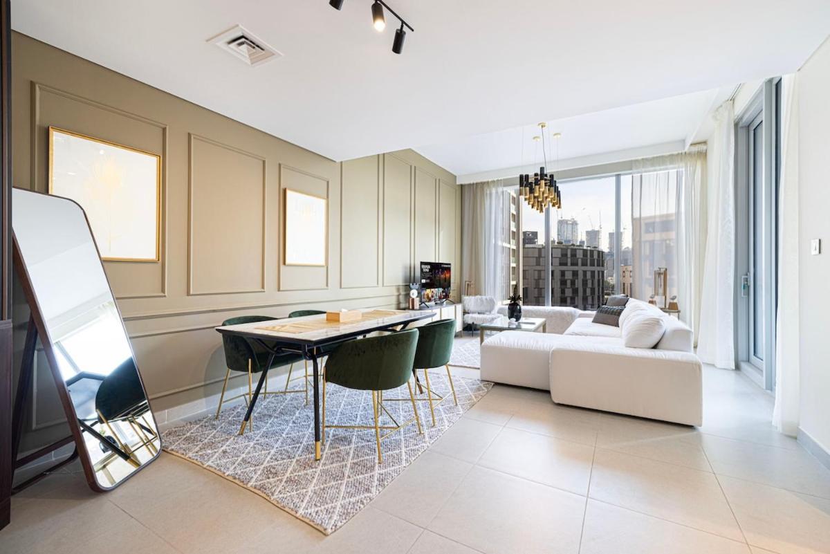 Spacious 1bedroom Study Steps From Mall Apartment Dubai
