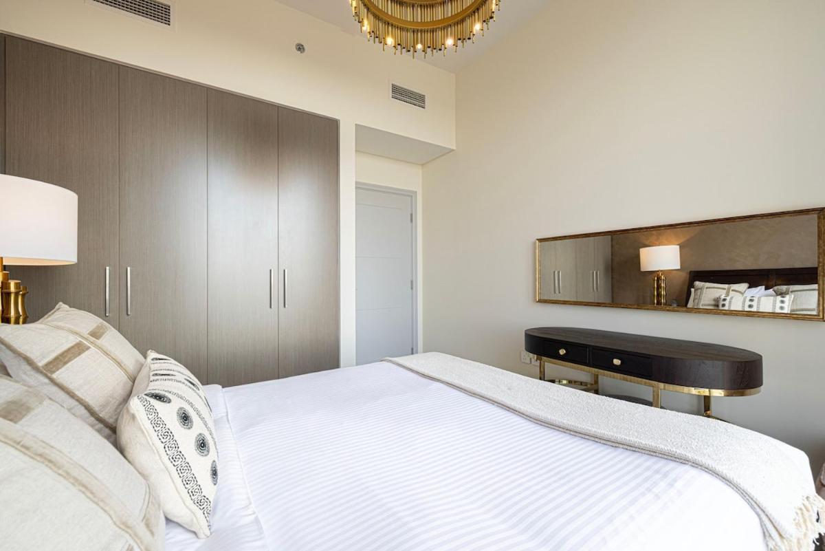 Spacious 1bedroom Study Steps From Mall * Dubai