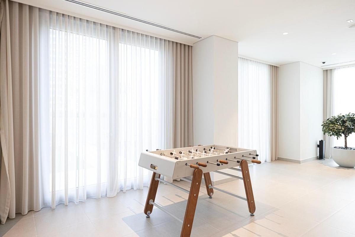 Spacious 1bedroom Study Steps From Mall Apartment *