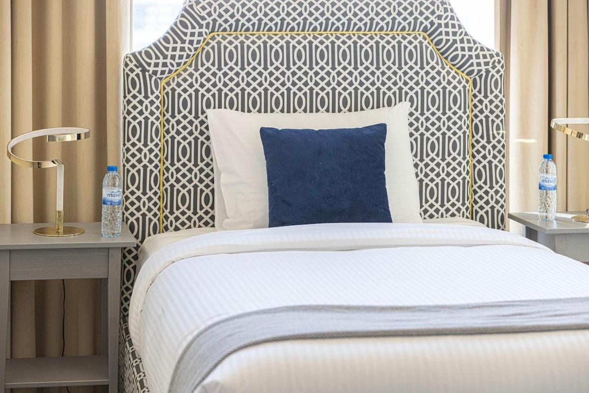 Spacious 1bedroom Study Steps From Mall * Dubai