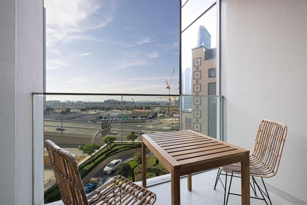 Spacious 1bedroom Study Steps From Mall Apartment Dubai