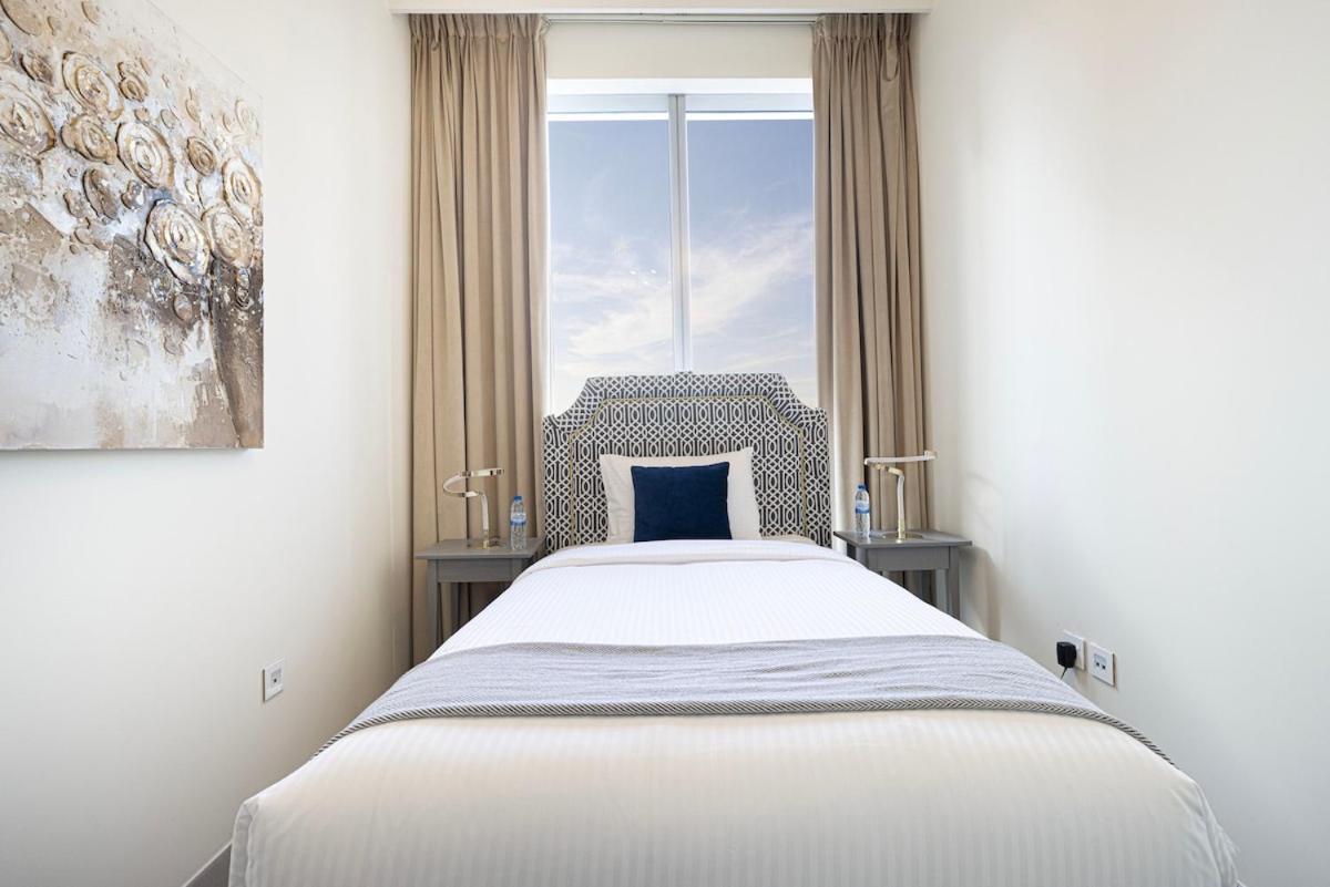 Spacious 1bedroom Study Steps From Mall * Dubai