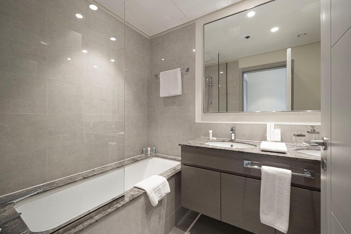 Spacious 1bedroom Study Steps From Mall Apartment