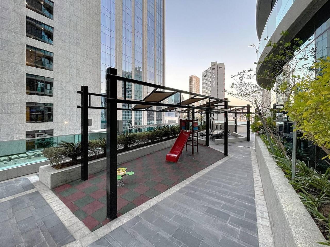 Upper Crest - Vibrant One Bedroom In Downtown Apartment *