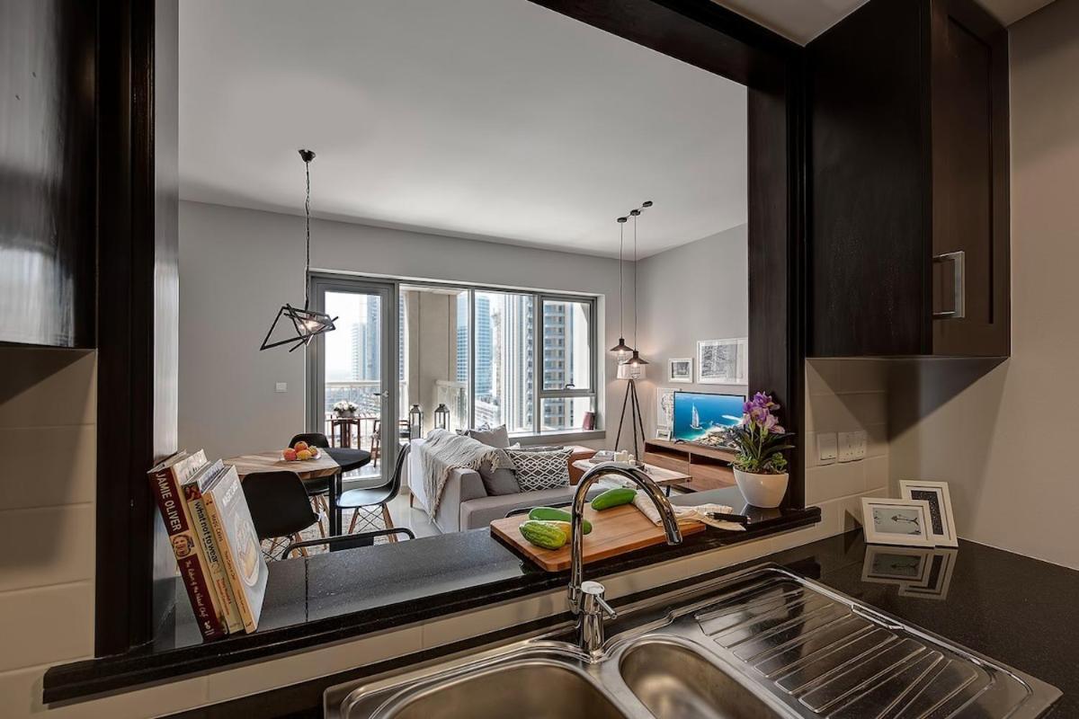 Spacious 1b With Balcony Overlooking Views Apartment Dubai