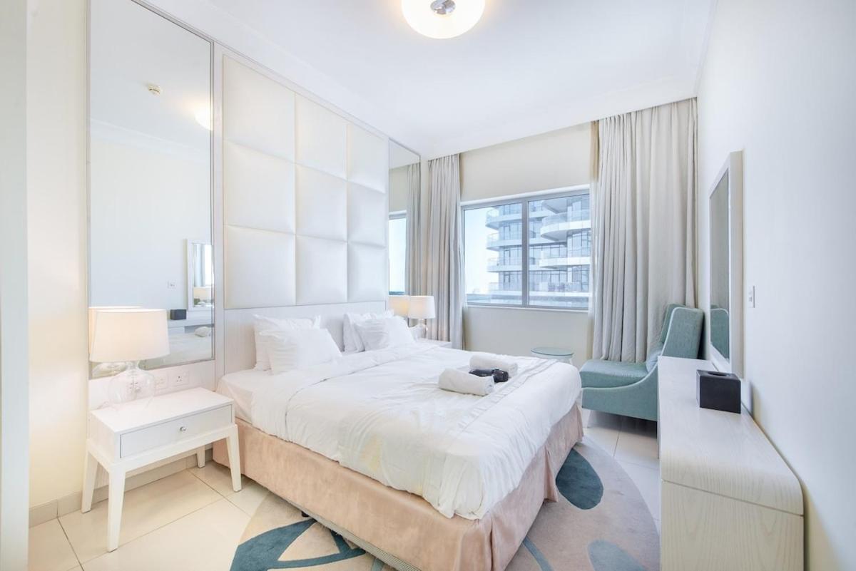 Elegant 1-bedroom For 2 At Downtown With Stunning Canal & Skyline Views Apartment Dubai