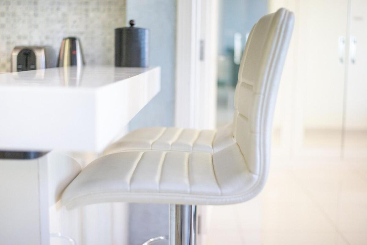 Elegant 1-bedroom For 2 At Downtown With Stunning Canal & Skyline Views Dubai