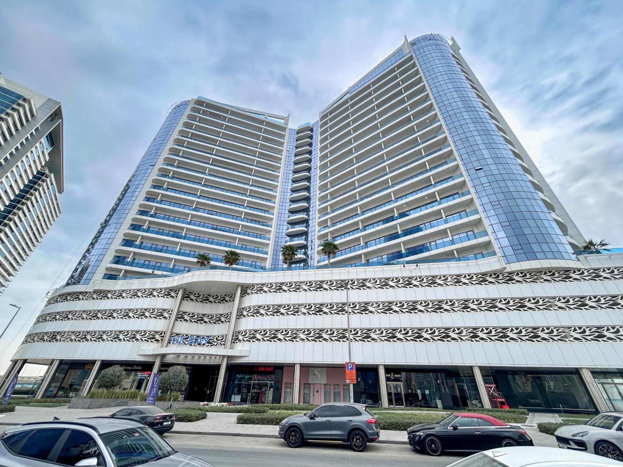 Apartment Lovely Modern 1br In The Bay Tower Next To Canal, 10min Drive To Burj Khalifa And Mall Dubai