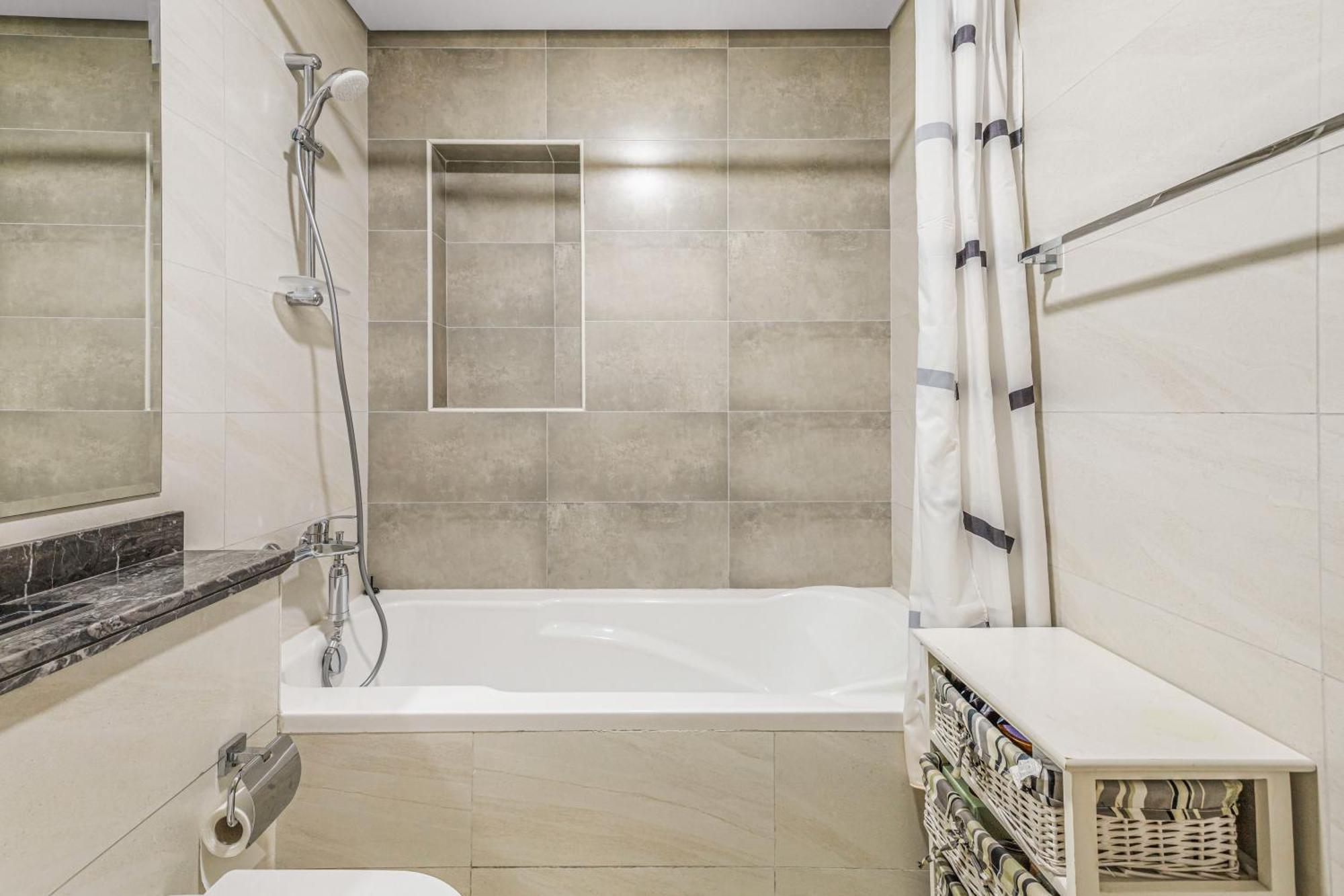 Apartment Lovely Modern 1br In The Bay Tower Next To Canal, 10min Drive To Burj Khalifa And Mall Dubai