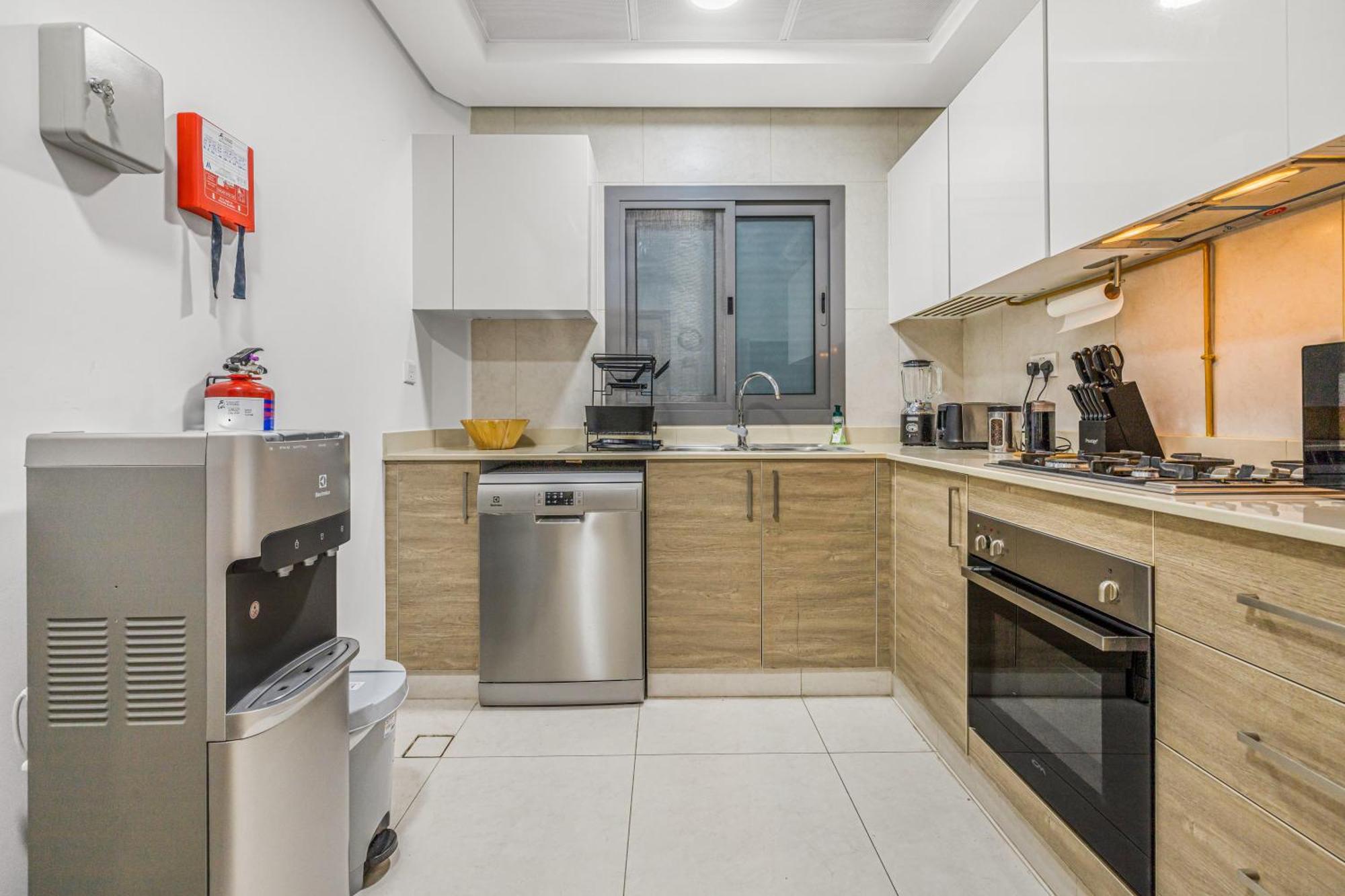 Apartment Lovely Modern 1br In The Bay Tower Next To Canal, 10min Drive To Burj Khalifa And Mall
