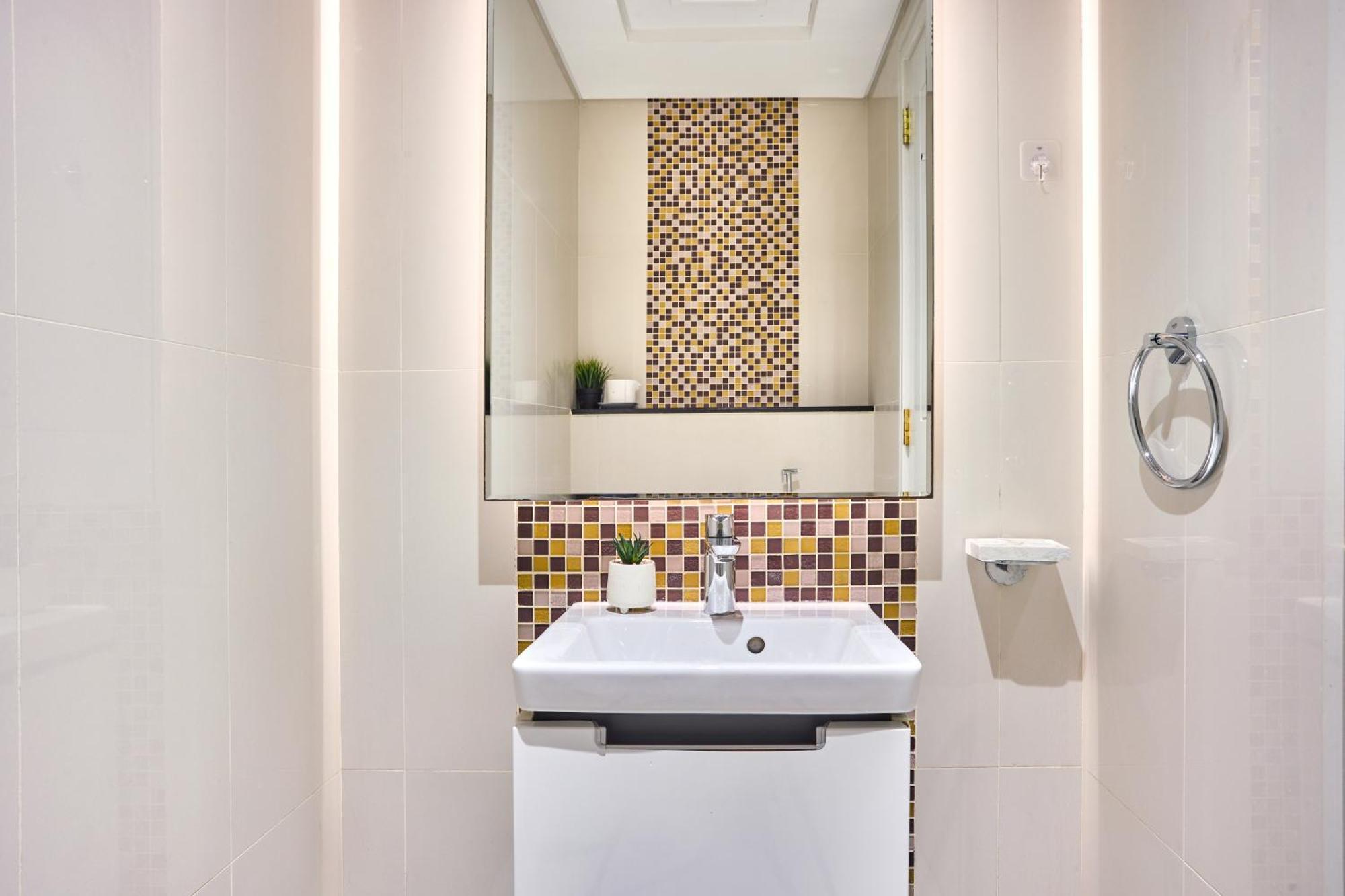 Downtown 1br - 5 Minutes To Mall - Panoramic Pool * Dubai