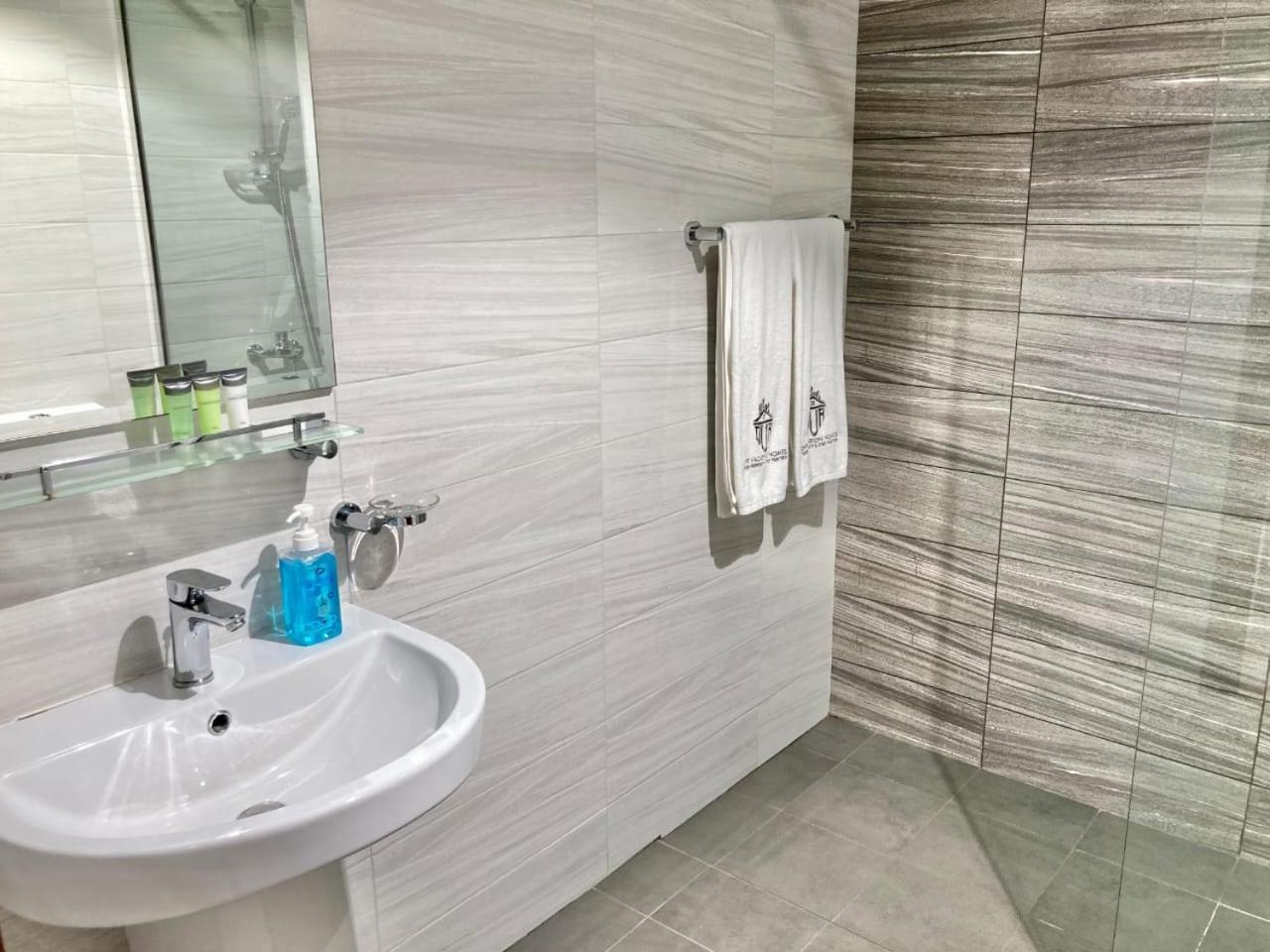 Apartment Signature 1 Bedroom Escape In Dunya Tower Experience Downtown At Its Finest