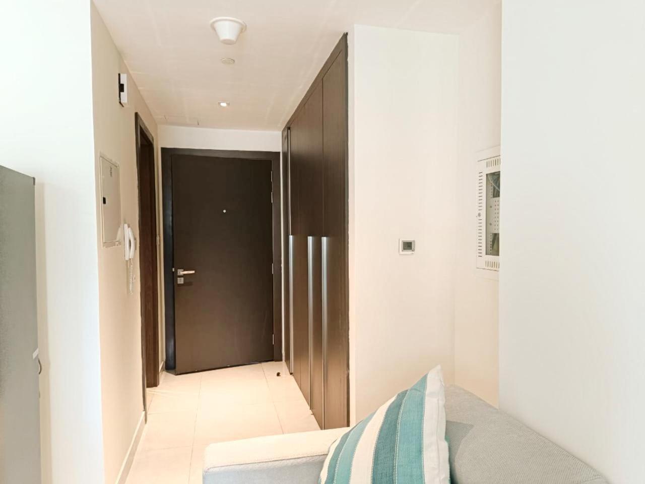 Sleek & Modern In Business Bay Apartment Dubai