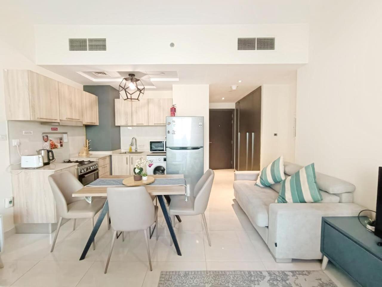 Apartment Sleek & Modern In Business Bay Dubai
