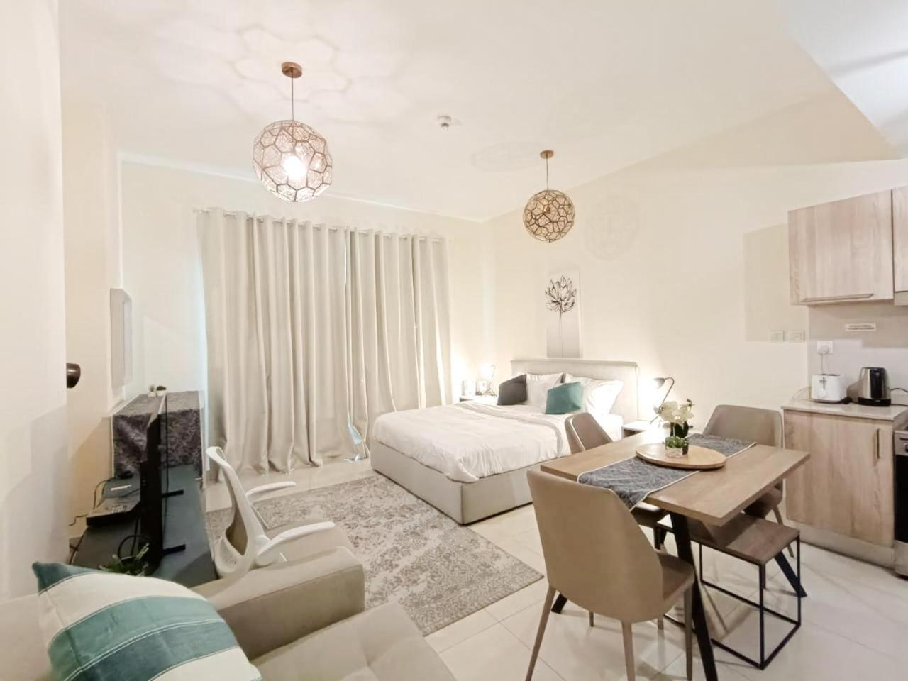 Sleek & Modern In Business Bay * Dubai