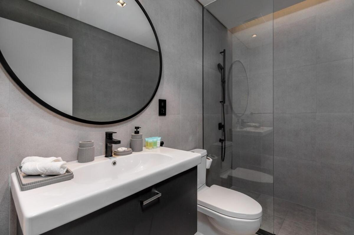 Waves - Tranquil Waterfront Living 2b Retreat With Balcony Dubai
