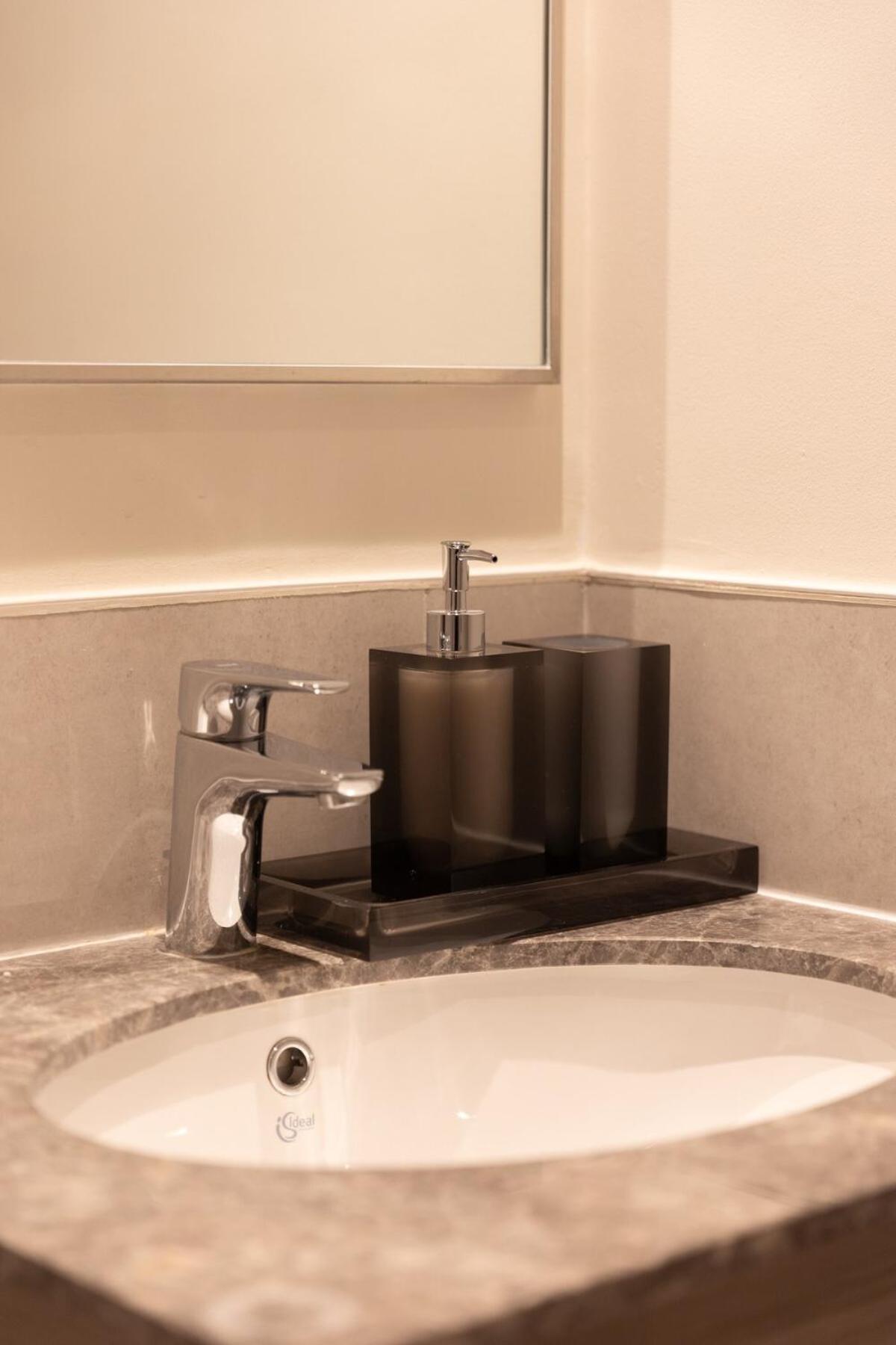 Luxury 4br Prime Downtown Apartment *