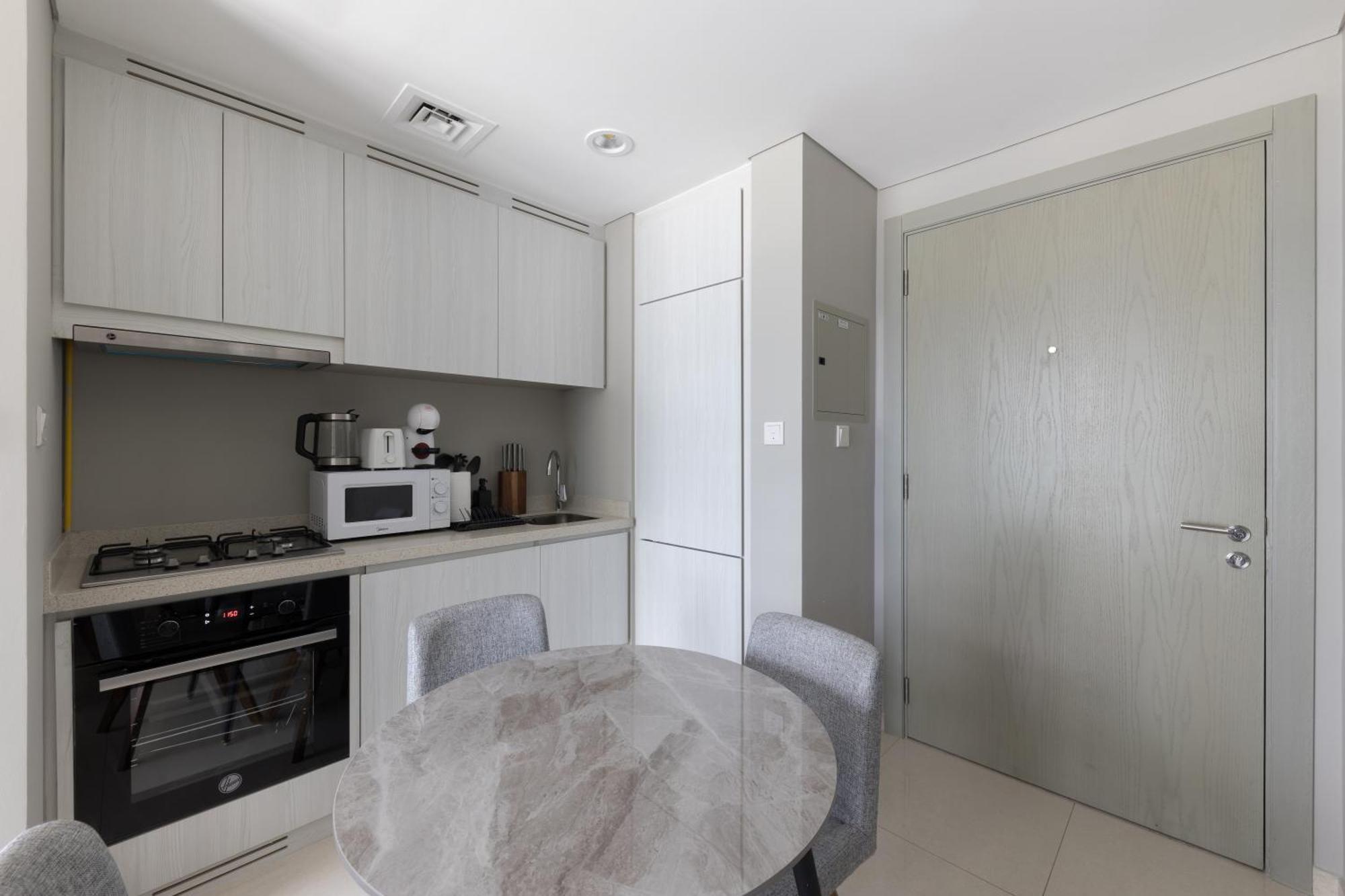 Apartment Relaxing 1br Escape, Scenic Pool View Zada Tower - 6ab22 *
