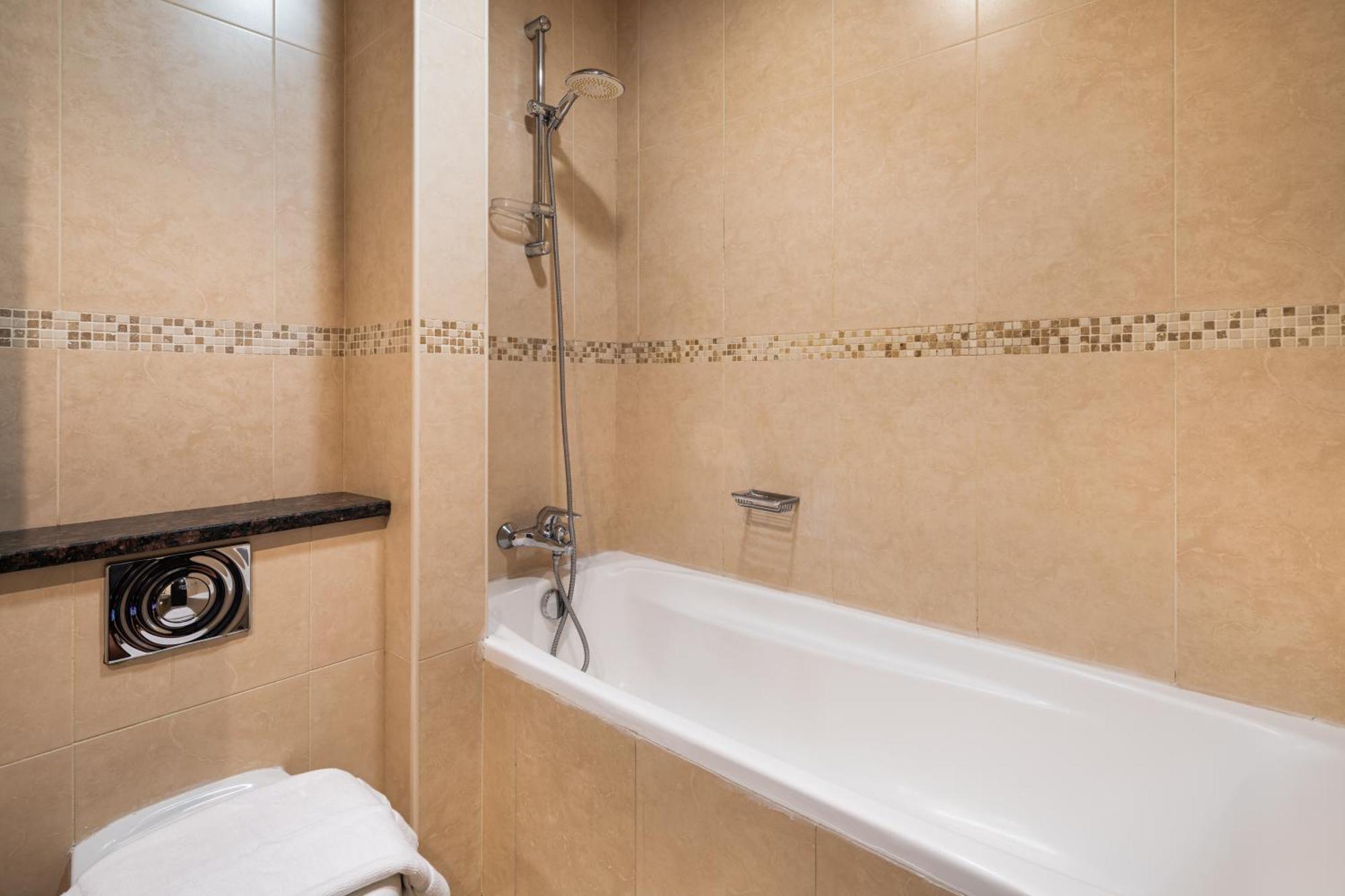 Modern In Goldcrest Views Apartment