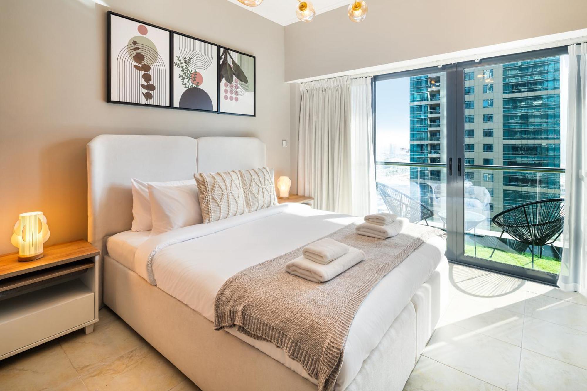 Modern In Goldcrest Views Apartment