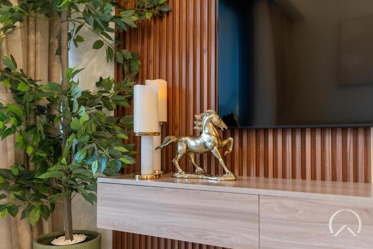 Apartment Luxurious 4br In Act 1 Act 2 With Burj Khalifa View Dubai