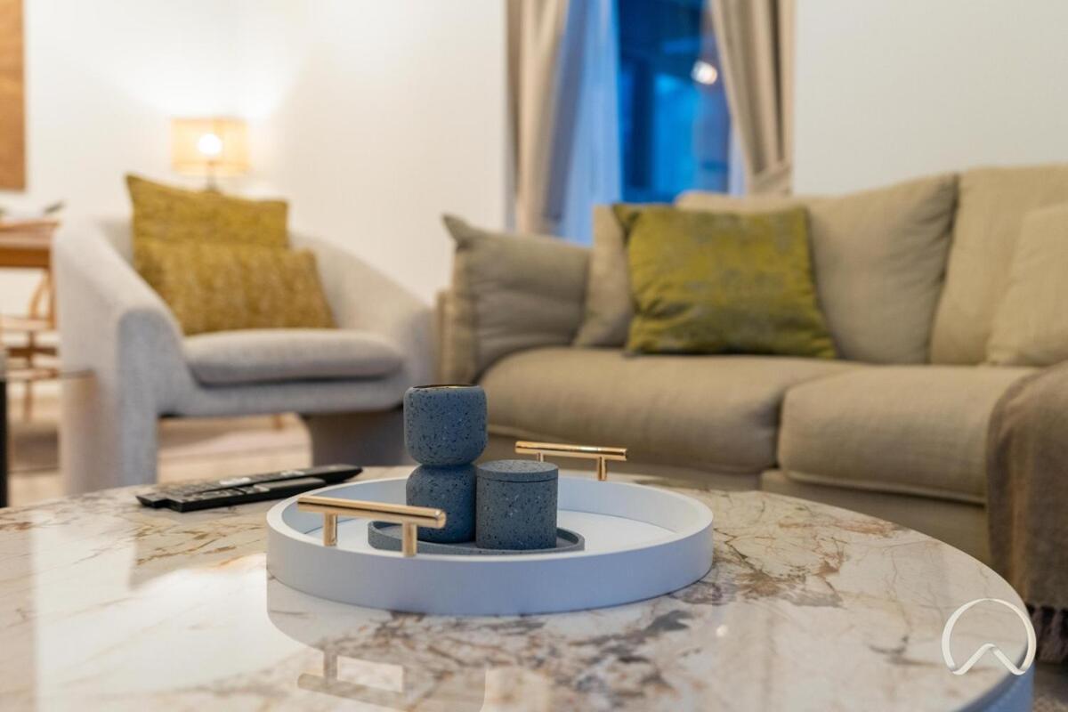 Luxurious 4br In Act 1 Act 2 With Burj Khalifa View Dubai