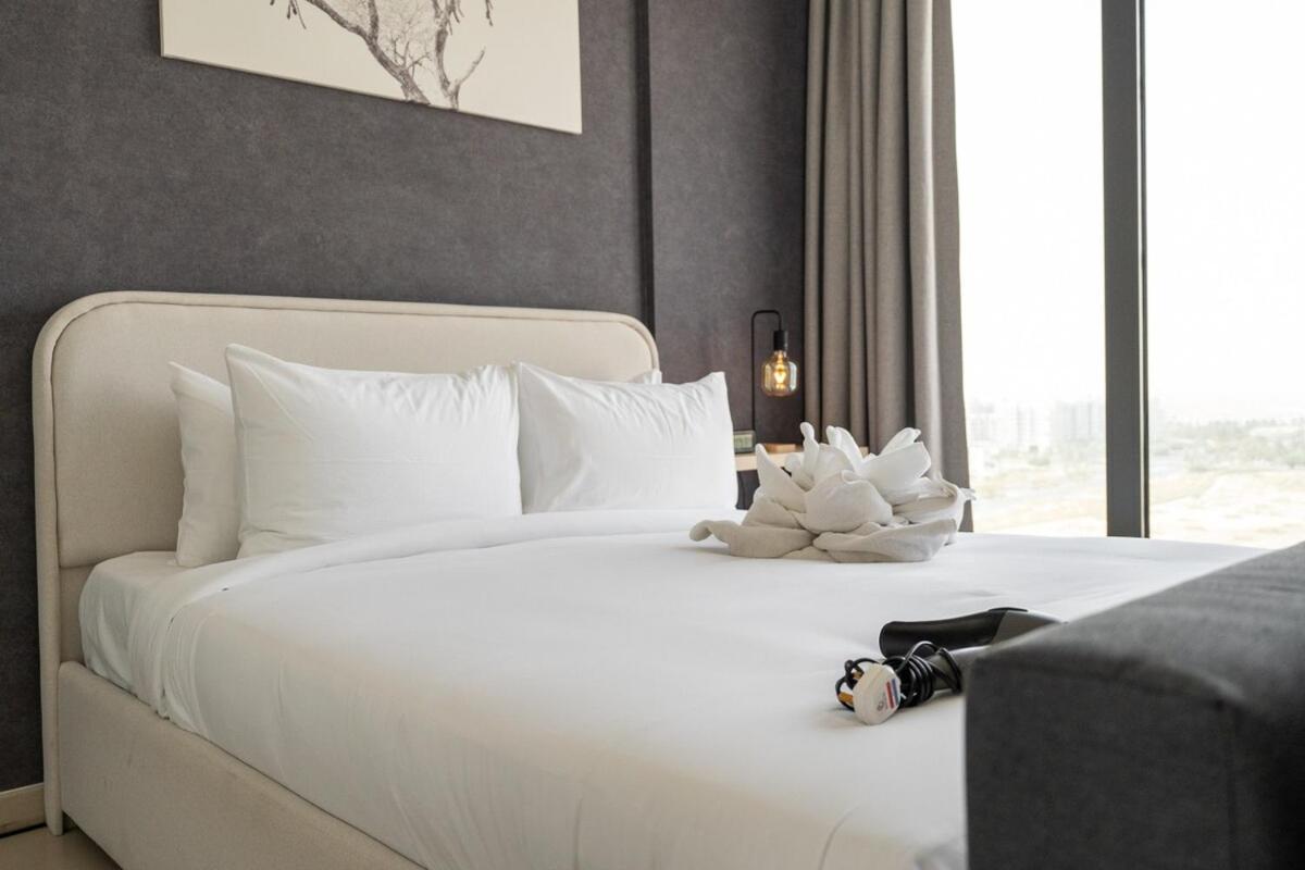 Stylish For 4 In Vibrant Town Square Apartment Dubai
