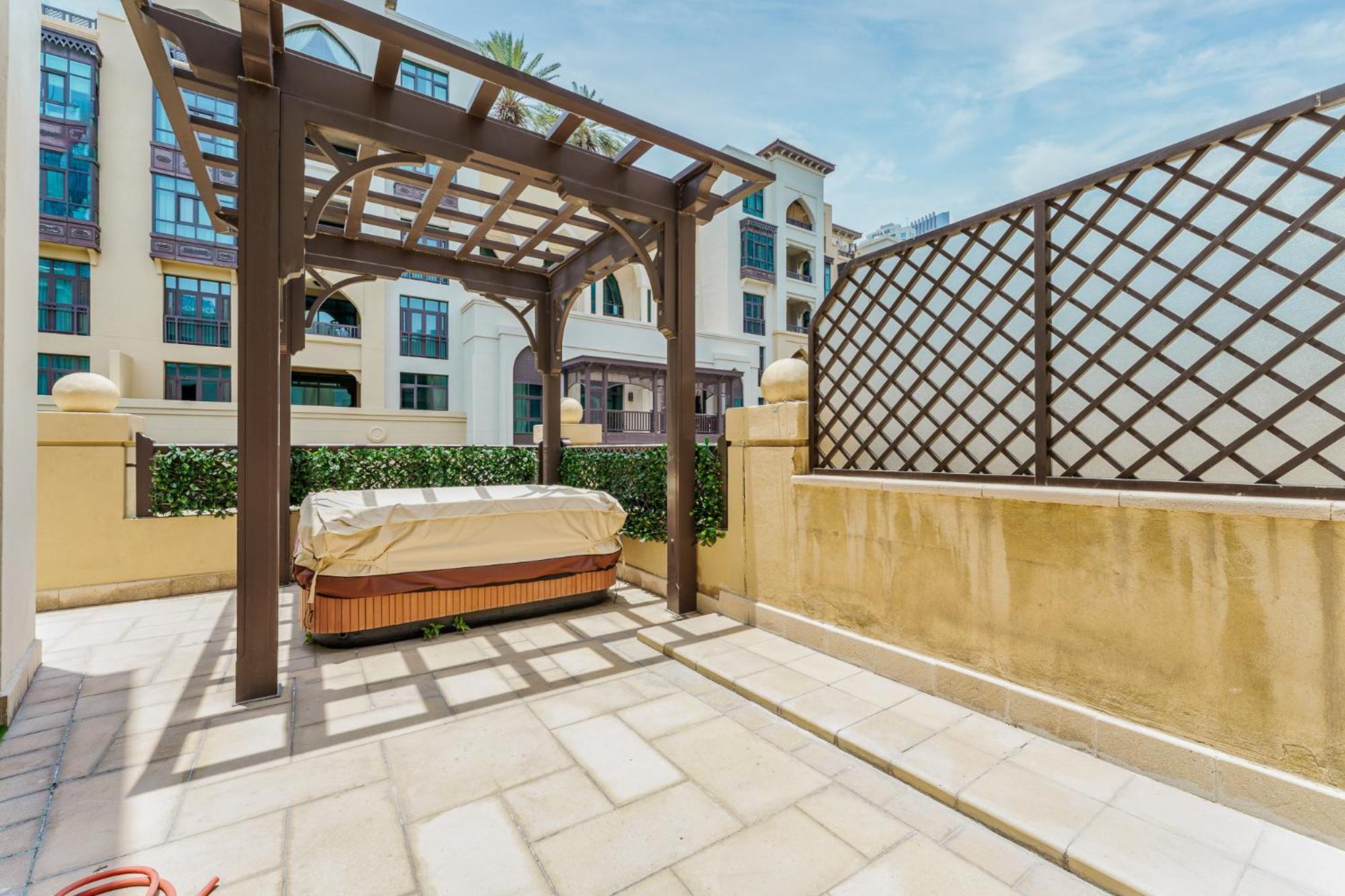Apartment Astonishing Just A 2 Minutes Walk To Mall *