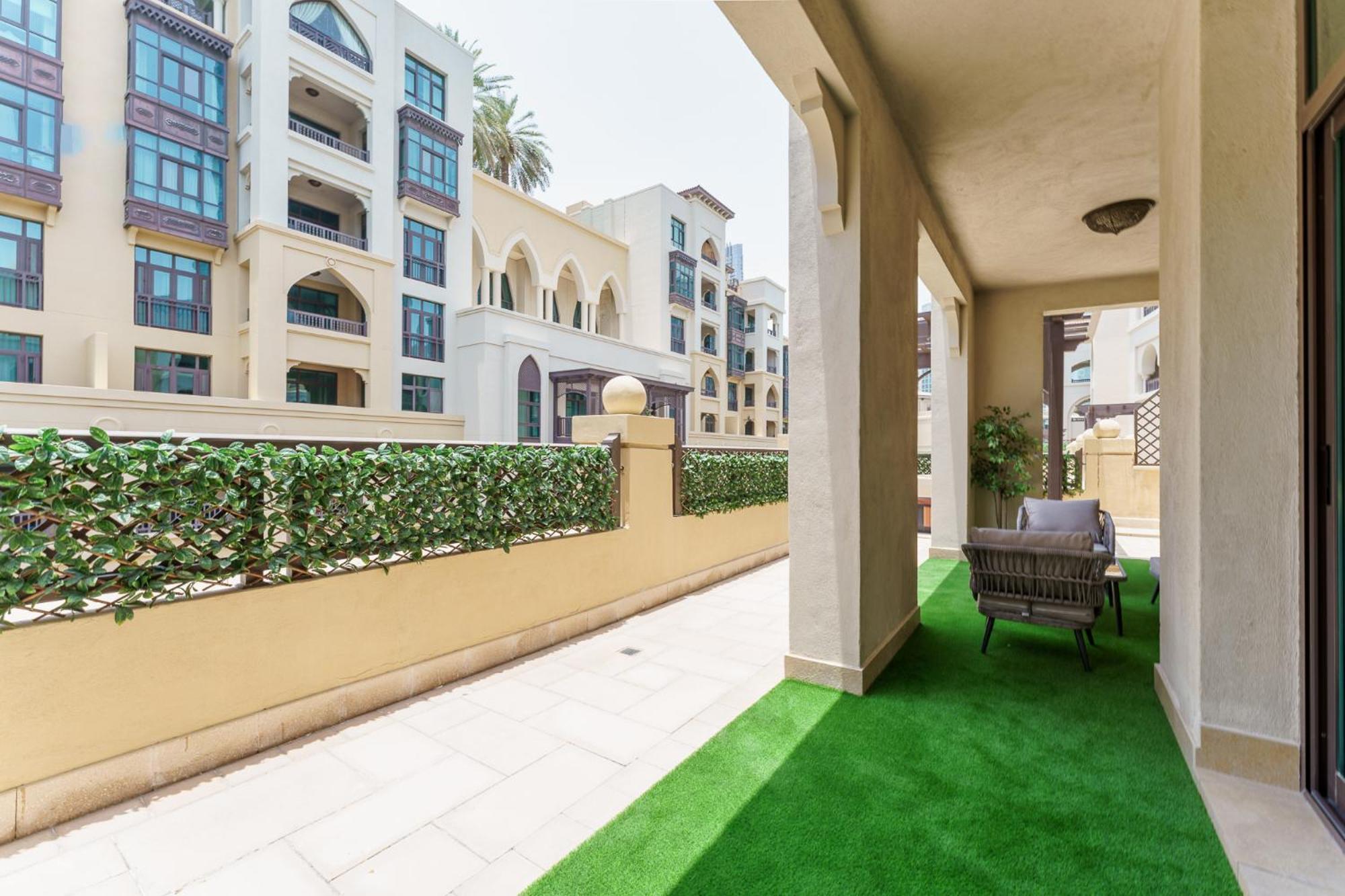 Astonishing Just A 2 Minutes Walk To Mall Apartment *