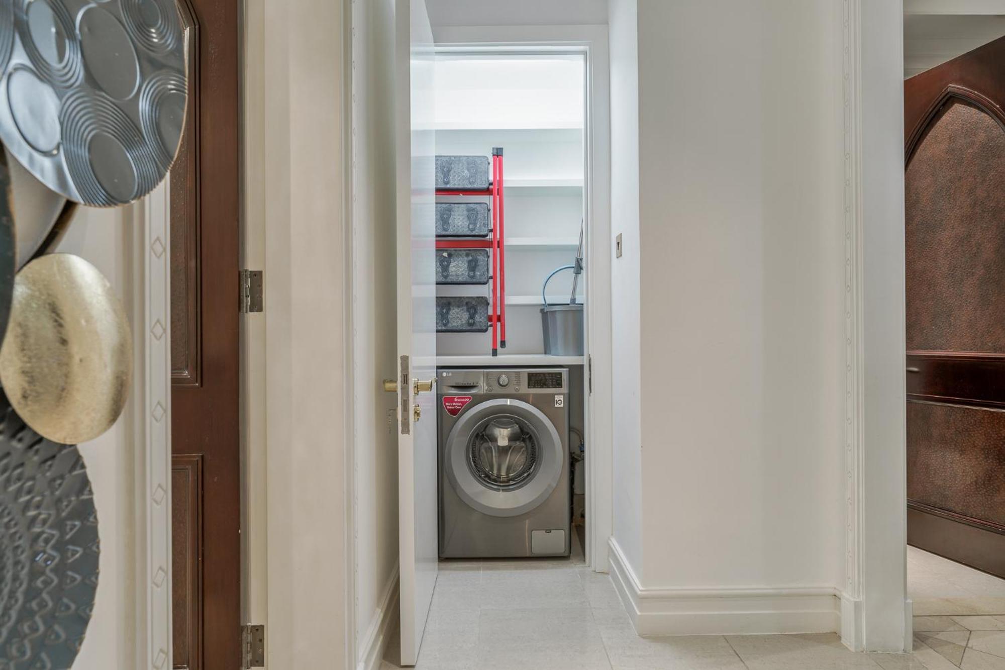 Apartment Astonishing Just A 2 Minutes Walk To Mall *