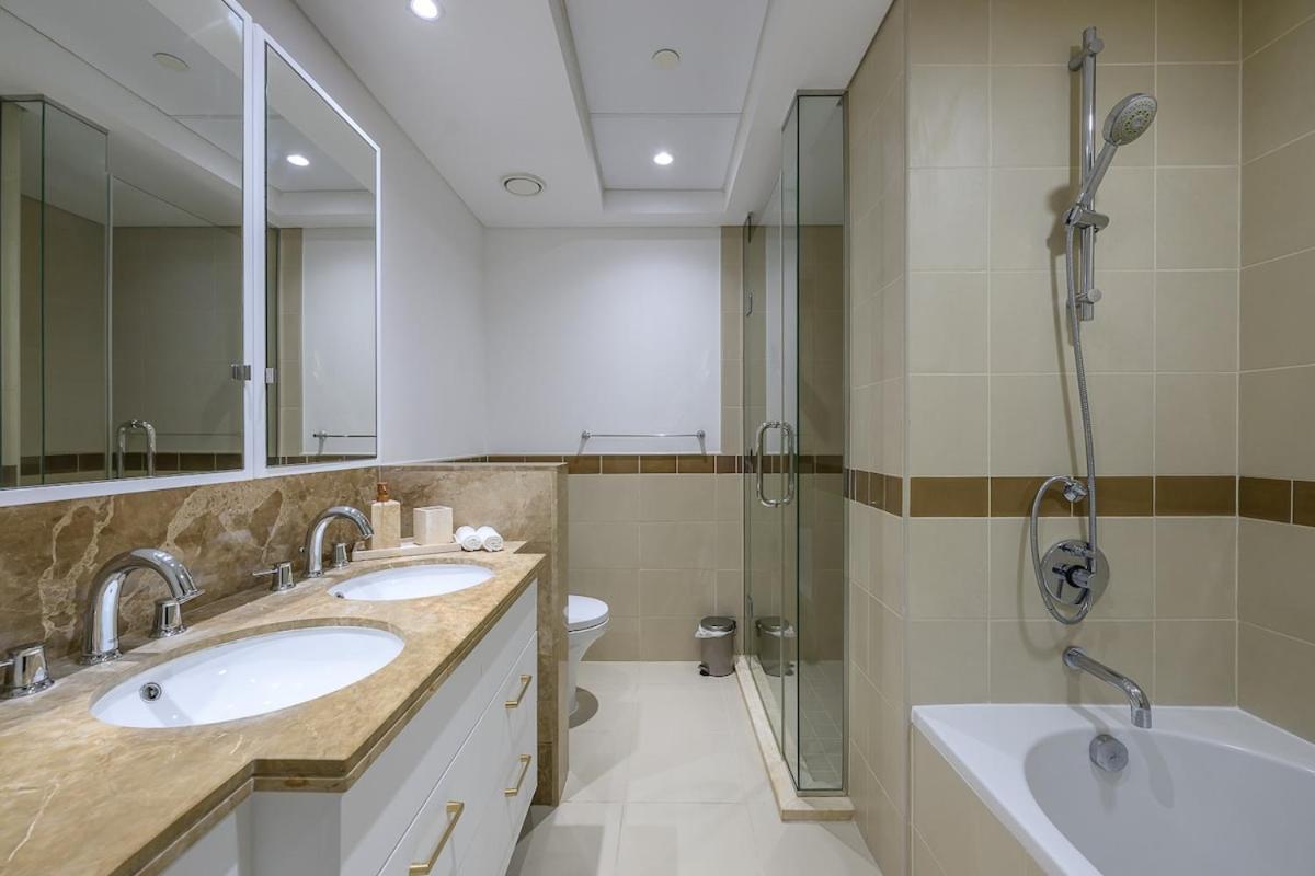 Luxury With Full Burj & Fountain Views Apartment *
