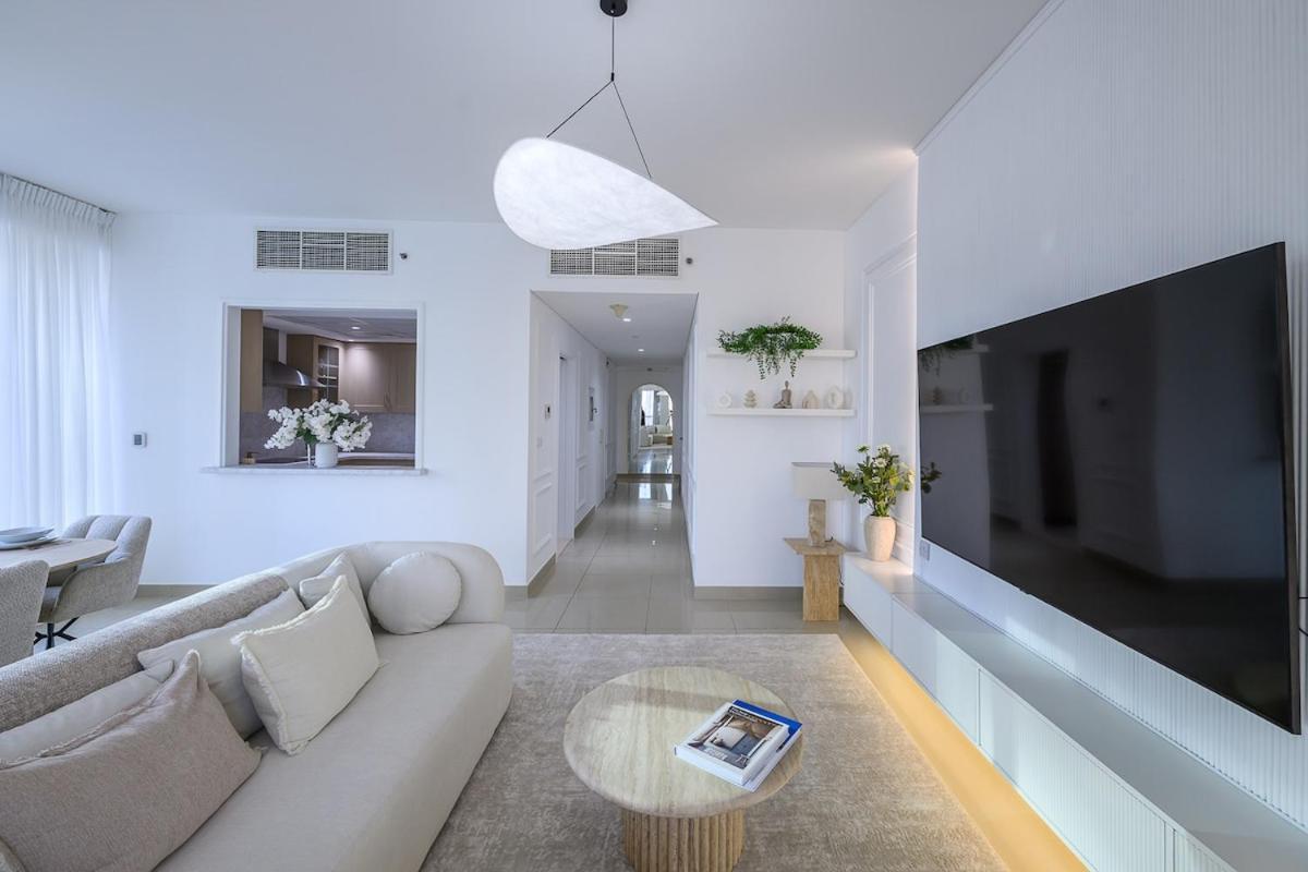 Luxury With Full Burj & Fountain Views Apartment