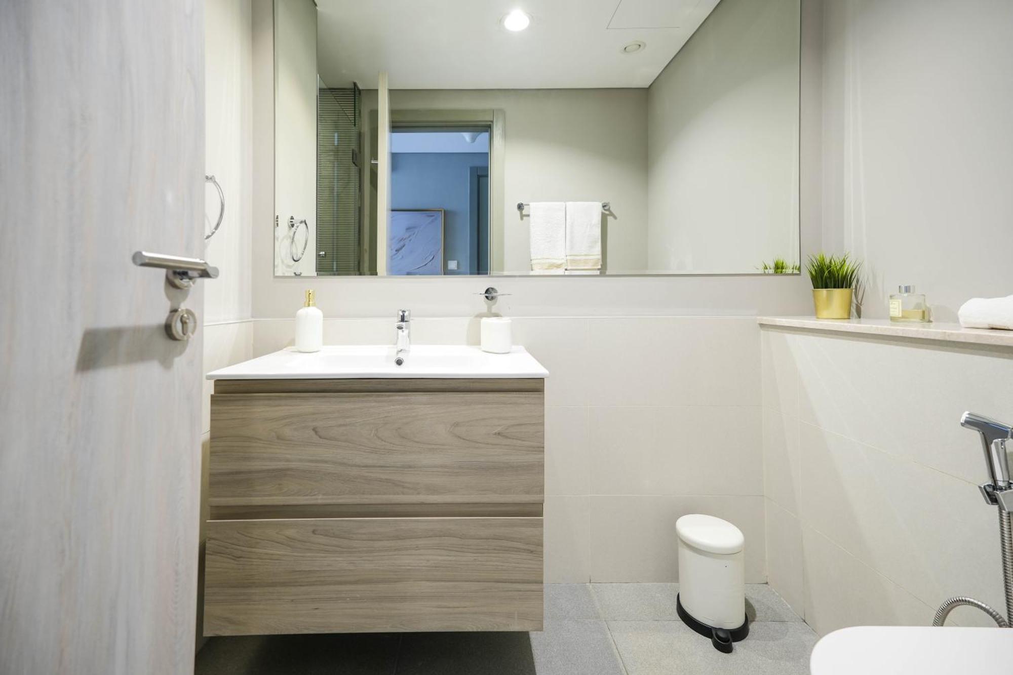 Keyrock Living - Lakeview Luxury In Zada Tower Apartment