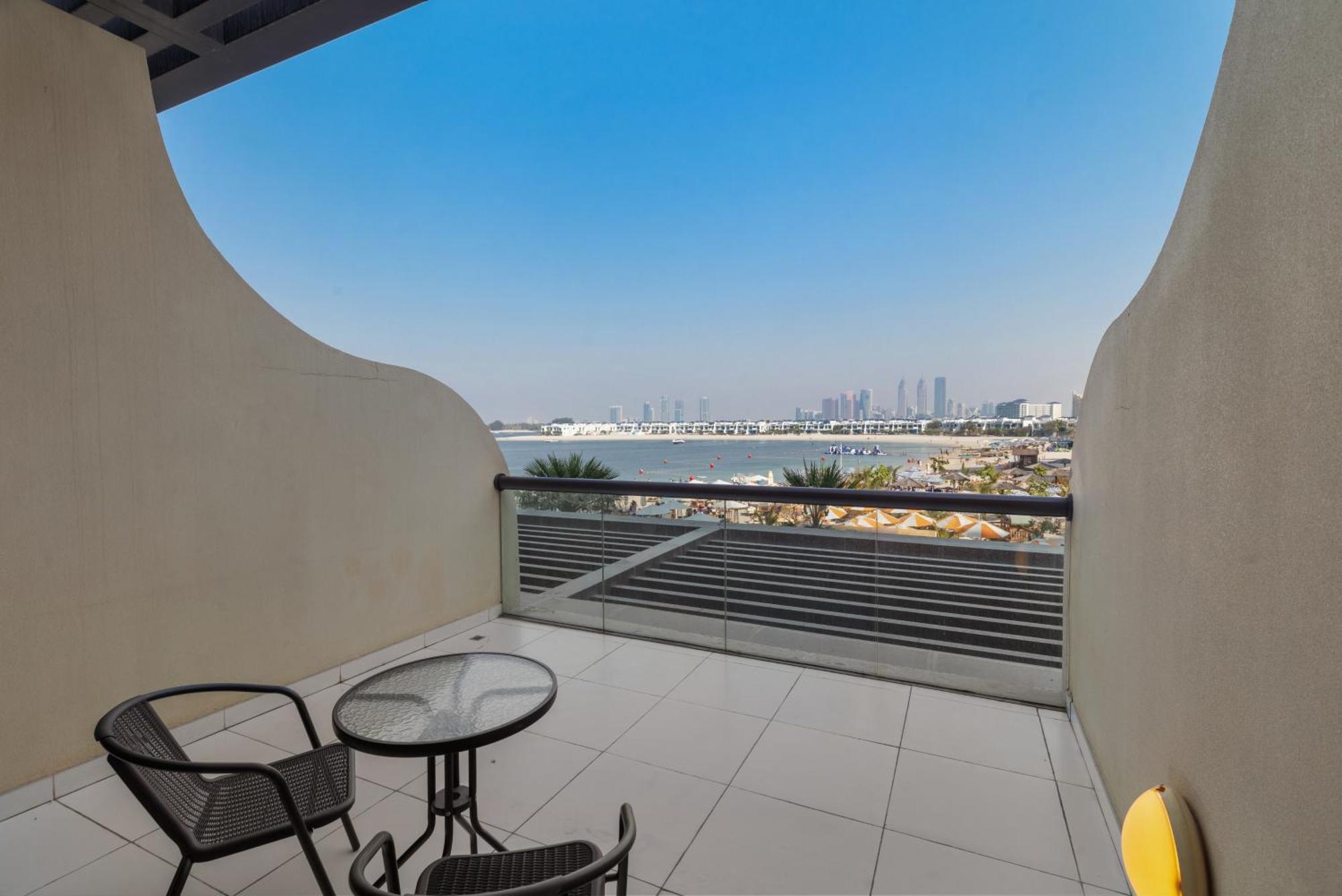 Bright Beachfront With Breathtaking Views *