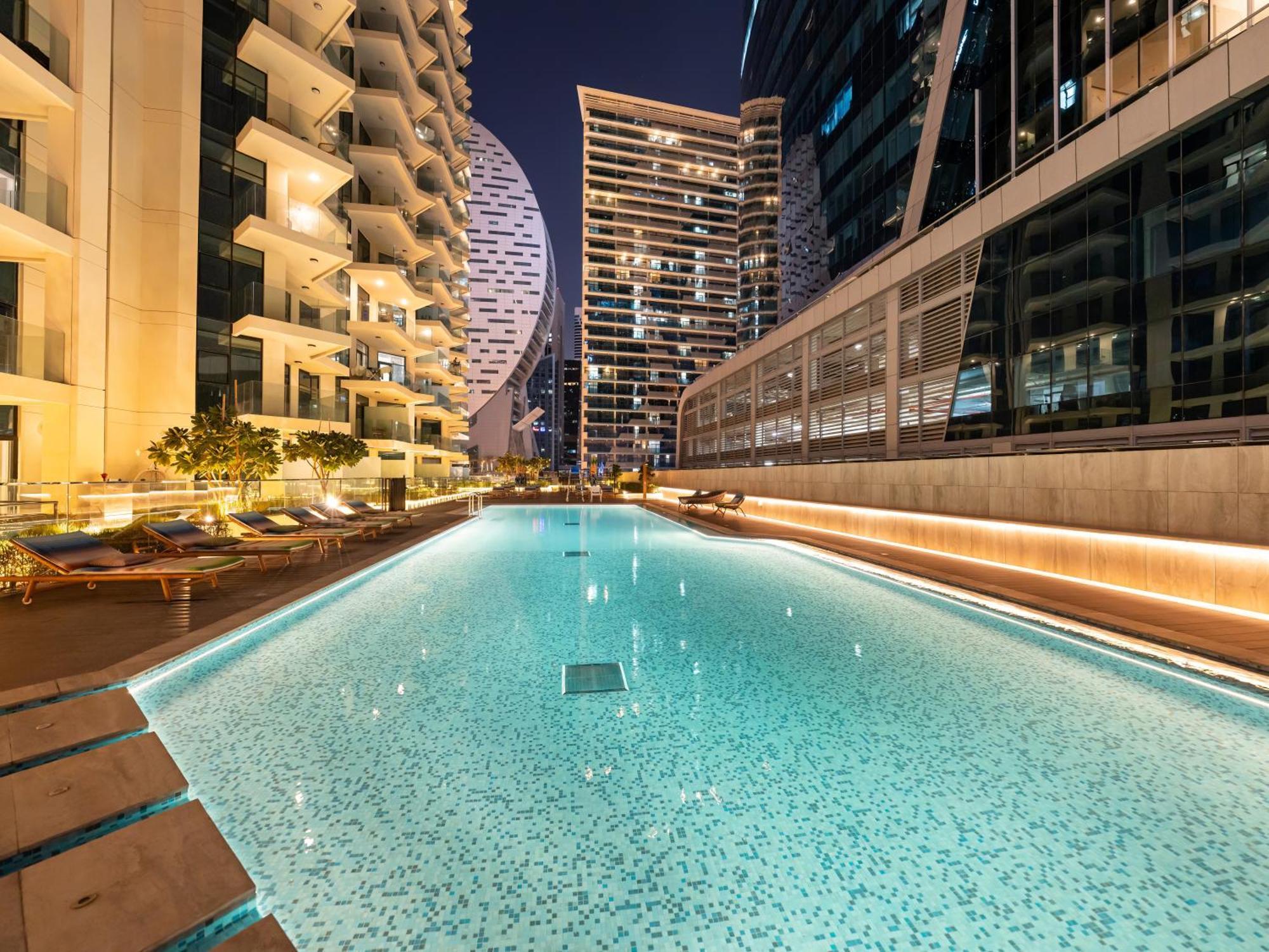 Pool View In Business Bay 2km Burj Khalifa *
