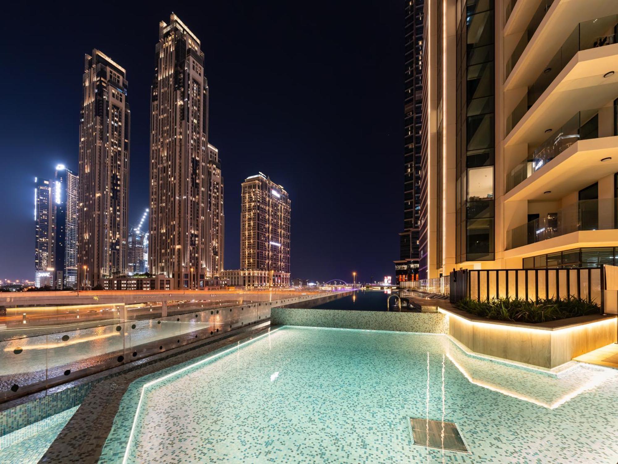 Pool View In Business Bay 2km Burj Khalifa Apartment