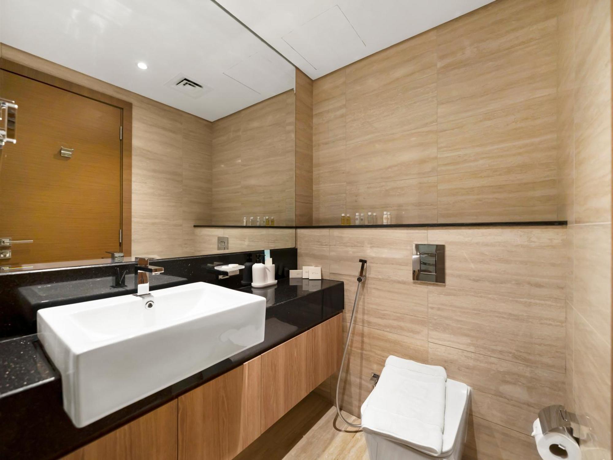 Pool View In Business Bay 2km Burj Khalifa Apartment *
