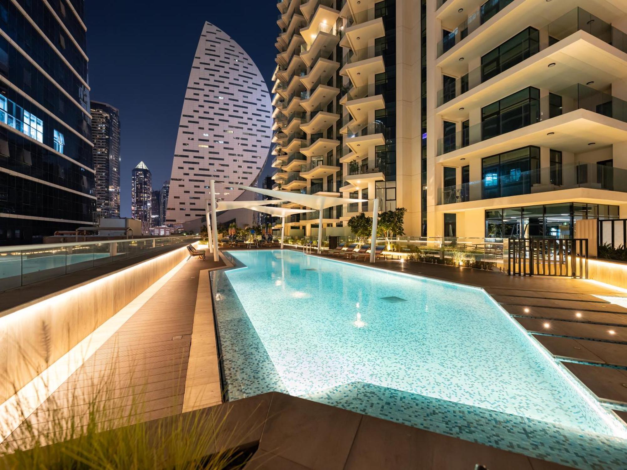 Pool View In Business Bay 2km Burj Khalifa Apartment