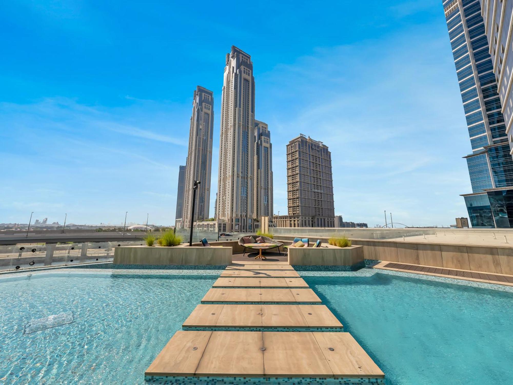 Pool View In Business Bay 2km Burj Khalifa Apartment